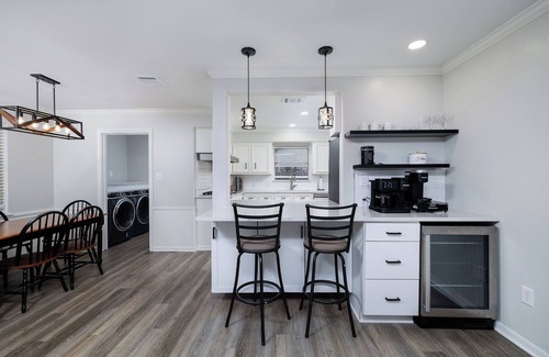 Spring House | 15 min from Airport/5 min from Woodlands Mall & 6 Flags 4-bed 2 bath with WiFi