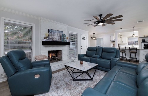 Spring House | 15 min from Airport/5 min from Woodlands Mall & 6 Flags 4-bed 2 bath with WiFi