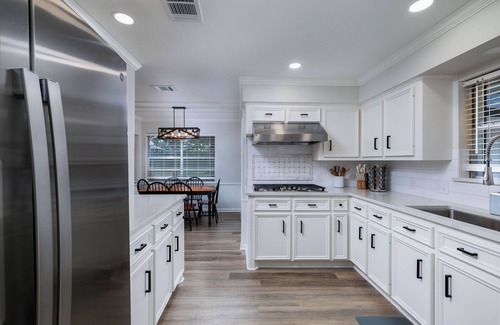 Spring House | 15 min from Airport/5 min from Woodlands Mall & 6 Flags 4-bed 2 bath with WiFi