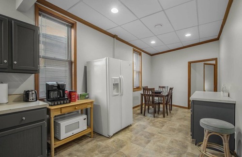 Mishawaka Apartment | 15 Min from Campus! Large 4BR Perfect for Groups!