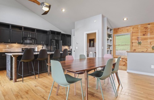 Canton House | 15 min to Asheville, Mountain Views, Fire Pit, Modern 4BR/3.5BTH, Pets welcome