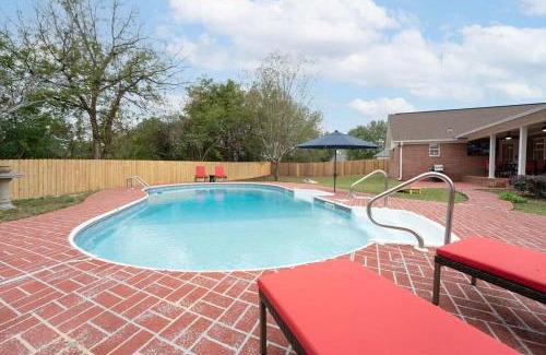 Tuscaloosa House | 15 Min to UA Private Heated Pool Huge Yard Luxe Master