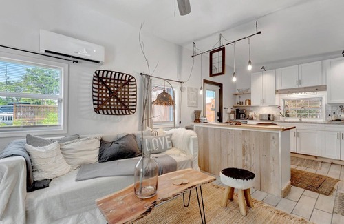 Largo House | 15 Mins to the Beach + Private Pool/Luxe Largo Villa – Book Before It’s Gone!