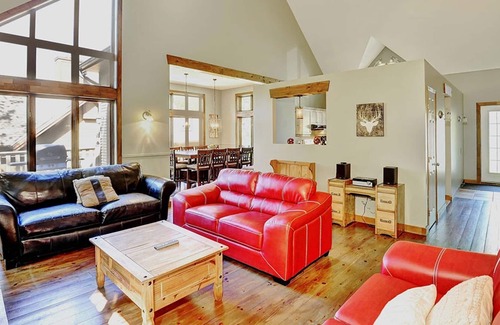 Stoneham House | 15 minutes North of old Quebec city / Sleep 18
