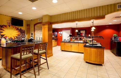 Shearer Hills - Ridgeview Apartment | 15 Minutes from the Riverwalk! | Free Breakfast + Outdoor Pool and Hot Tub