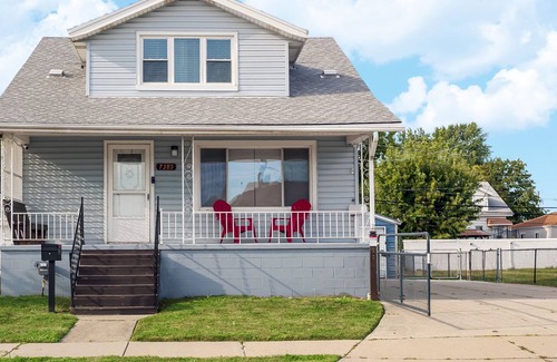 Warren House | 15 Minutes to Almost Anywhere! Safe and Clean!