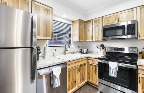 Table Rock Condo | 15% Off Pet-Friendly Condo at Pointe Royale water view and West Elm furniture!n