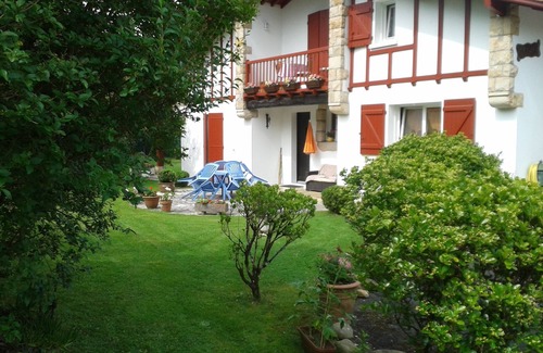Ciboure Apartment | 15min walk from the beach: Apartment in Basque villa with parking and garden