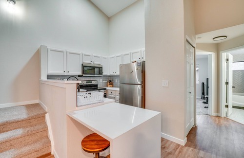 Aurora House | 16 Mi to DIA: Townhome w/Fireplace in Aurora