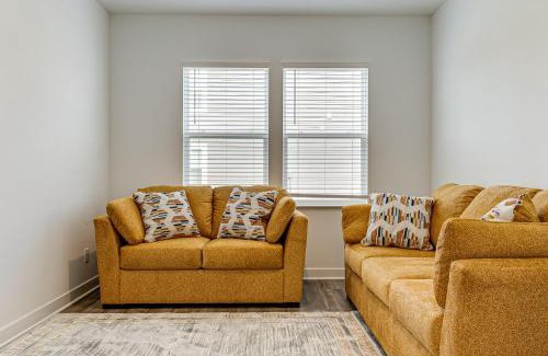 Avon House | 16 Mi to Indianapolis Group Getaway with Pool Table