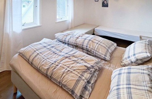 Skalevik House | 16 person holiday home in flekkerøy