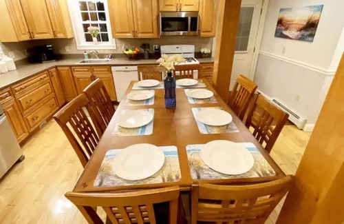 Plymouth House | 1620 Seaview: Less than a mile to downtown Plymouth; sleeps max of 10