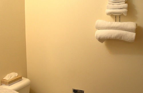 Columbia Falls Hotel | #17 3 BEDS at hotel in awesome Columbia Falls with WiFi, AC 20 mi from GNP!