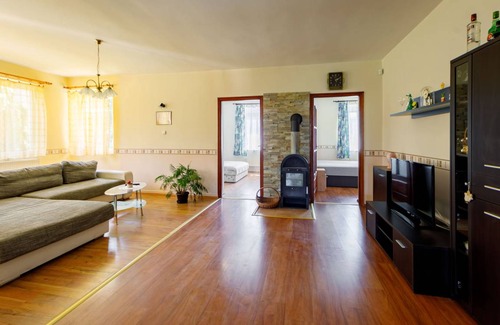 Balatonoszod House | 170 m² House ∙ 5 bedrooms ∙ 11 guests