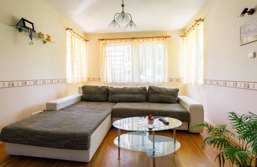 Balatonoszod House | 170 m² House ∙ 5 bedrooms ∙ 11 guests