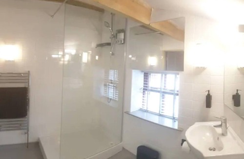 Burnley Cottage | 1700s Canalside Cottage Sleeps up to 12 Guests