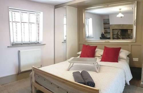 Burnley Cottage | 1700s Canalside Cottage Sleeps up to 12 Guests