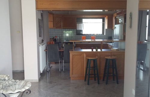 Raches Villa | *170sm Maisonette *Wifi & PL &FP +2min drive to Sea*