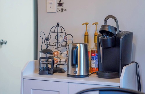 Franklin Park Apartment | 1750. Cozy 2BR Condo with Wi-Fi. Quick Drive to Airport and Park Views