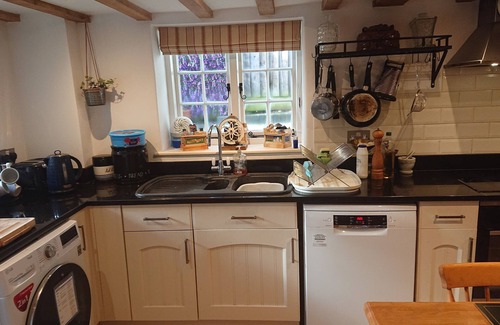 Medmenham Cottage | 17th Century 2-Bed, Sleeps 4, Free Parking