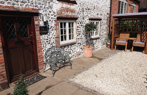 Medmenham Cottage | 17th Century 2-Bed, Sleeps 4, Free Parking