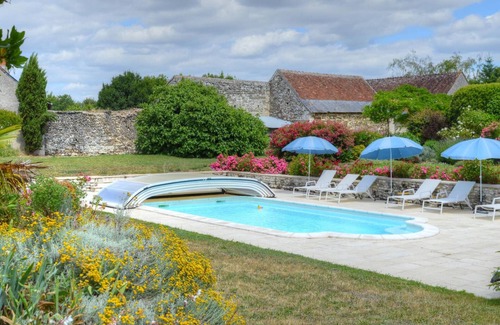 Drache Cottage | 17th Century Charm Between Loire Castles and Futuroscope, with Pool and Lush Garden