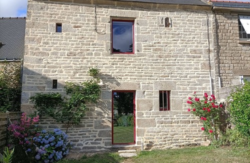 Saint-Servant House | 17th century house in the heart of a charming little village.