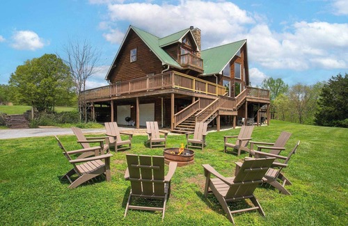 Fairview Cabin | 18-Acre Hideaway: Hot Tub