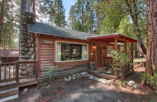North Wawona Cabin | (18) Le Fawn at The Redwoods In Yosemite