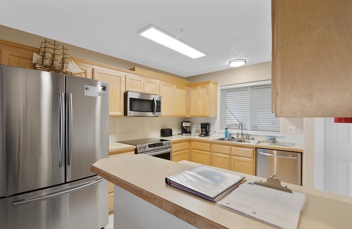 Seaview Condo | 180 AMAZING VIEW, Steps to Beach & Discovery Trail, BBQ (Lost)