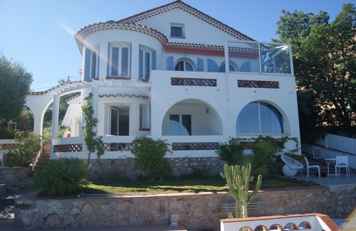 Le Pradet Apartment | 180 degree views over the Bay of Toulon. Apartment in a stylish villa.