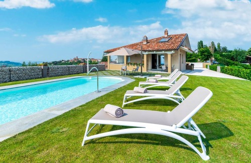 Montelupo Albese Villa | 180 m² Villa ∙ 2 bedrooms ∙ 4 guests