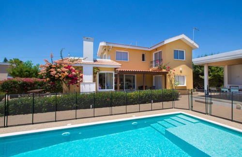 Ayia Napa Villa | 180 m² Villa ∙ 4 bedrooms ∙ 10 guests