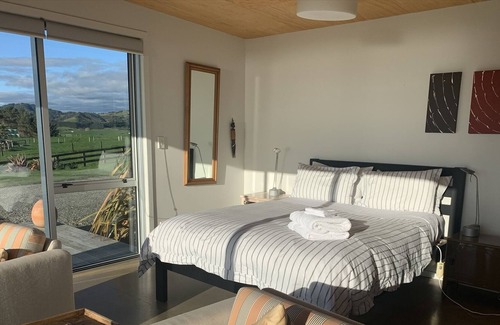 Waiiti House | 180° sea views, superior coastal cottage