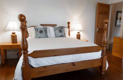 Chester Condo | 1800' | Front HBR | DT 5 Min Walk | Water views