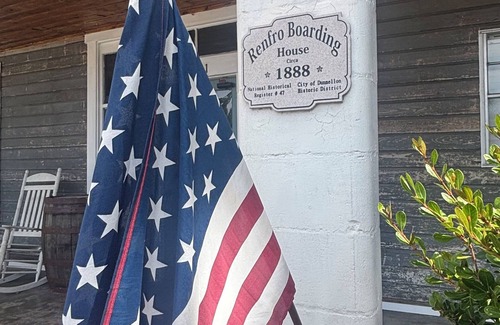Dunnellon Apartment | 1800 Historic Studio in downtown Dunnellon Rainbow River World Equestrian ctr