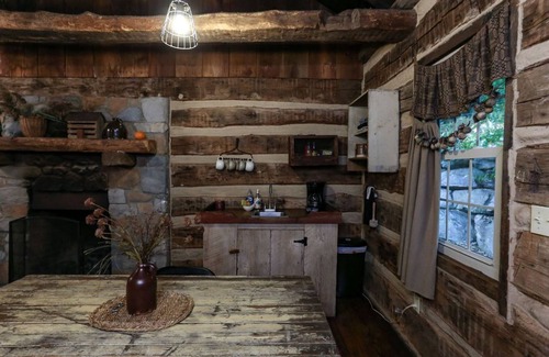 Narvon Cabin | 1800's Restored Log Cabin in Woods - 15 Min. Off Pa Turnpike