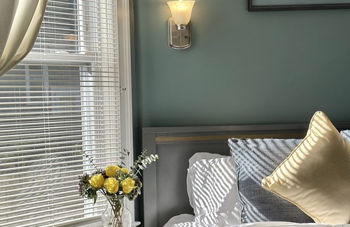 Wayland Apartment | 1800sf Elegant 3bedrooms Apt walk to Brown RISD Whole Foods ！Pet Friendly！