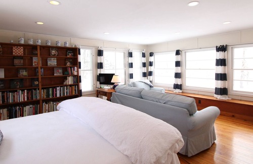 Pittsford House | 1806 Carriage House with antiques, fireplace, luxury sheets and down comforters.
