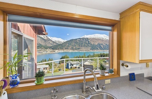 West Juneau House | 180° Views | 3BR w/Deck, Mountains & Cruise Ships