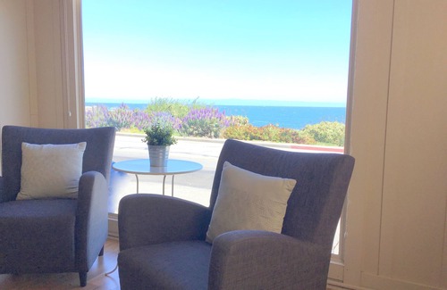Pacific Grove House | 180º ocean views in a central location 2bd+den, 2baths