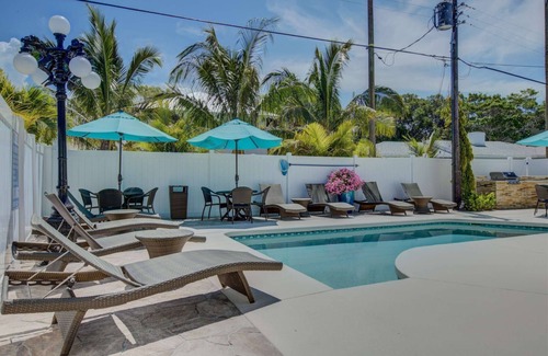 Siesta Key Village Condo | $185 Free Activities Daily, LuLu's Leatherback Near Beach/Village, Heated Pool, Beach Gear Included