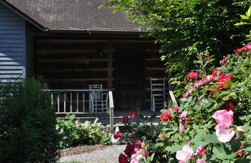Weaverville House | 1850s log cabin 1 mile to downtown Weaverville 15% discount 7 days or more