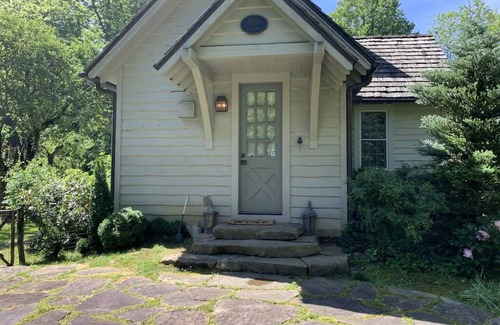Scaly Mountain House | 1890's Homestead Cottage - Mountain Vineyard Getaway