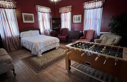 North Newport News Bed & Breakfast | 1896 Historic Bed & Breakfast Mansion with a general store