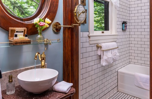 Historic Montford Bed & Breakfast | 1899 Wright Inn and Carriage House