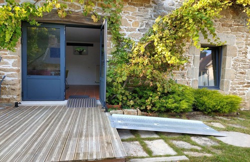 Pouldergat House | 18th century barn of the Kerguerhent mill, its river, forest and meadows.