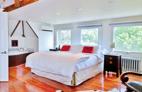 Kingston Apartment | 18th Century Luxury Suite with Rustic Charm