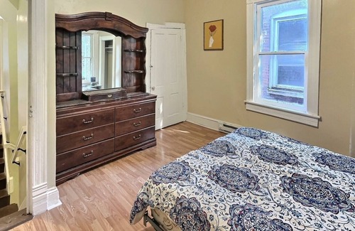 Cumberland House | 1900s Downtown Rowhouse, walkable, historic, pet friendly, spacious.