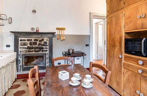 Barni Apartment | 1900s house surrounded by greenery with parking!